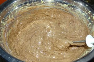 Reteta de tort cu crema de unt cu ciocolata si jeleu de coacaze rosii