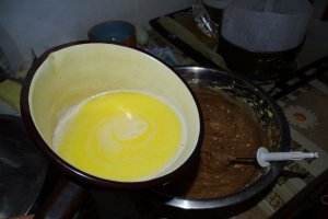 Reteta de tort cu crema de unt cu ciocolata si jeleu de coacaze rosii