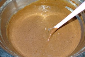 Reteta de tort cu crema de unt cu ciocolata si jeleu de coacaze rosii