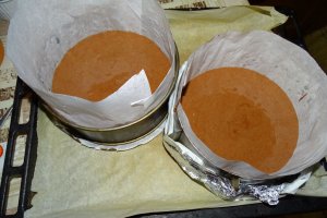 Reteta de tort cu crema de unt cu ciocolata si jeleu de coacaze rosii