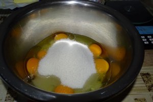 Reteta de tort cu crema de unt cu ciocolata si jeleu de coacaze rosii
