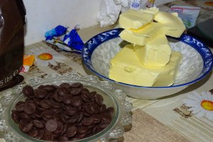 Reteta de tort cu crema de unt cu ciocolata si jeleu de coacaze rosii