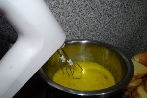 Reteta de tort cu crema de unt cu ciocolata si jeleu de coacaze rosii