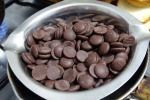 Reteta de tort cu crema de unt cu ciocolata si jeleu de coacaze rosii
