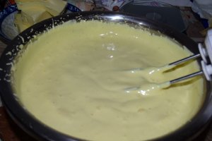 Reteta de tort cu crema de unt cu ciocolata si jeleu de coacaze rosii