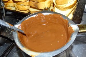 Reteta de tort cu crema de unt cu ciocolata si jeleu de coacaze rosii