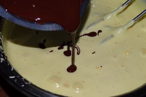 Reteta de tort cu crema de unt cu ciocolata si jeleu de coacaze rosii