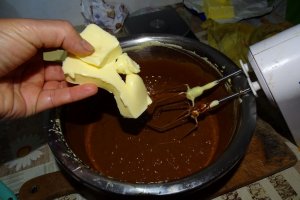 Reteta de tort cu crema de unt cu ciocolata si jeleu de coacaze rosii
