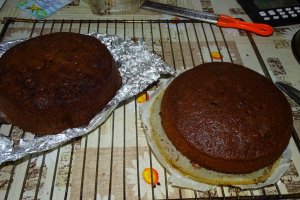Reteta de tort cu crema de unt cu ciocolata si jeleu de coacaze rosii
