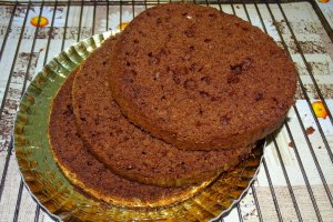 Reteta de tort cu crema de unt cu ciocolata si jeleu de coacaze rosii