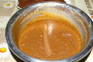 Reteta de tort cu crema de unt cu ciocolata si jeleu de coacaze rosii