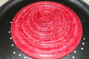 Reteta de tort cu crema de unt cu ciocolata si jeleu de coacaze rosii