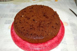 Reteta de tort cu crema de unt cu ciocolata si jeleu de coacaze rosii