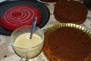 Reteta de tort cu crema de unt cu ciocolata si jeleu de coacaze rosii