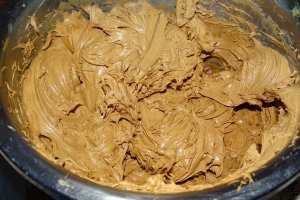 Reteta de tort cu crema de unt cu ciocolata si jeleu de coacaze rosii
