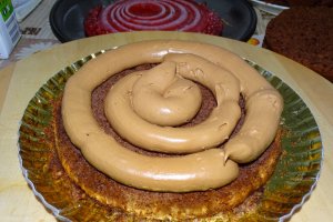 Reteta de tort cu crema de unt cu ciocolata si jeleu de coacaze rosii