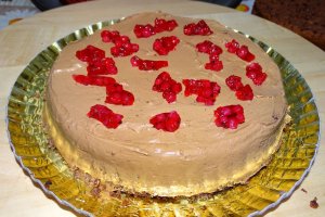 Reteta de tort cu crema de unt cu ciocolata si jeleu de coacaze rosii
