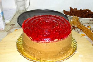 Reteta de tort cu crema de unt cu ciocolata si jeleu de coacaze rosii