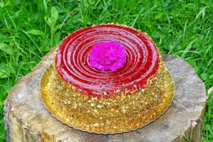 Reteta de tort cu crema de unt cu ciocolata si jeleu de coacaze rosii