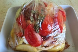 Reteta de sunculita taraneasca cu legume, in punga, la cuptor