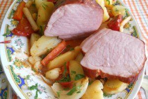 Reteta de sunculita taraneasca cu legume, in punga, la cuptor