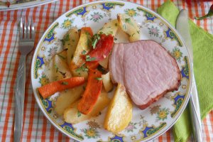 Reteta de sunculita taraneasca cu legume, in punga, la cuptor