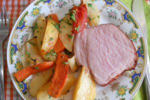 Reteta de sunculita taraneasca cu legume, in punga, la cuptor