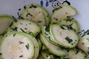 Reteta de salata de dovlecei feliati