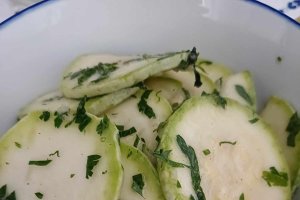 Reteta de salata de dovlecei feliati