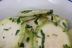 Reteta de salata de dovlecei feliati