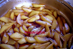 Pere caramelizate cu frisca
