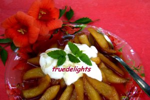 Pere caramelizate cu frisca