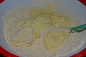 Reteta de cornulete fragede  cu drojdie si untura