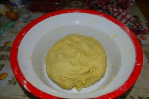 Reteta de cornulete fragede  cu drojdie si untura