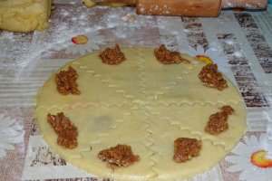 Reteta de cornulete fragede  cu drojdie si untura