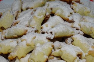 Reteta de cornulete fragede  cu drojdie si untura
