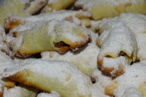 Reteta de cornulete fragede  cu drojdie si untura