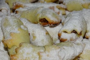 Reteta de cornulete fragede  cu drojdie si untura