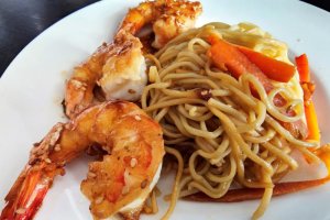 Reteta de creveti Gambas sotati cu usturoi, ghimbir si sos de soia
