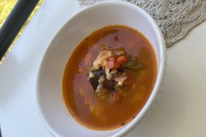 Reteta de ciorba acrisoara cu rosii si varza