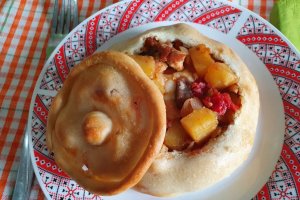 Reteta de pulpa de porc cu legume, in boluri de paine, la cuptor
