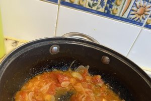 Reteta de ficatei de pui cu sos de ceapa si rosii