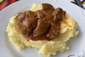 Reteta de ficatei de pui cu sos de ceapa si rosii