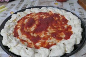 Reteta de pizza cu margini umplute (din nou, alt aluat)