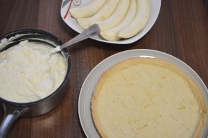 Reteta de tarta cu crema de vanilie banane si frisca