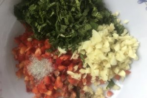 Reteta de prune aperitiv umplute cu menta, usturoi si gogosar, marinate la rece