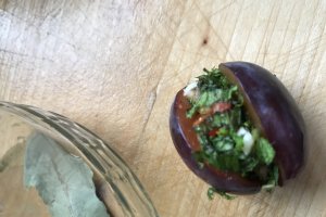 Reteta de prune aperitiv umplute cu menta, usturoi si gogosar, marinate la rece