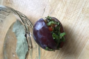 Reteta de prune aperitiv umplute cu menta, usturoi si gogosar, marinate la rece