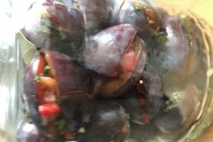 Reteta de prune aperitiv umplute cu menta, usturoi si gogosar, marinate la rece