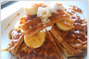 Waffe cu banane caramelizate